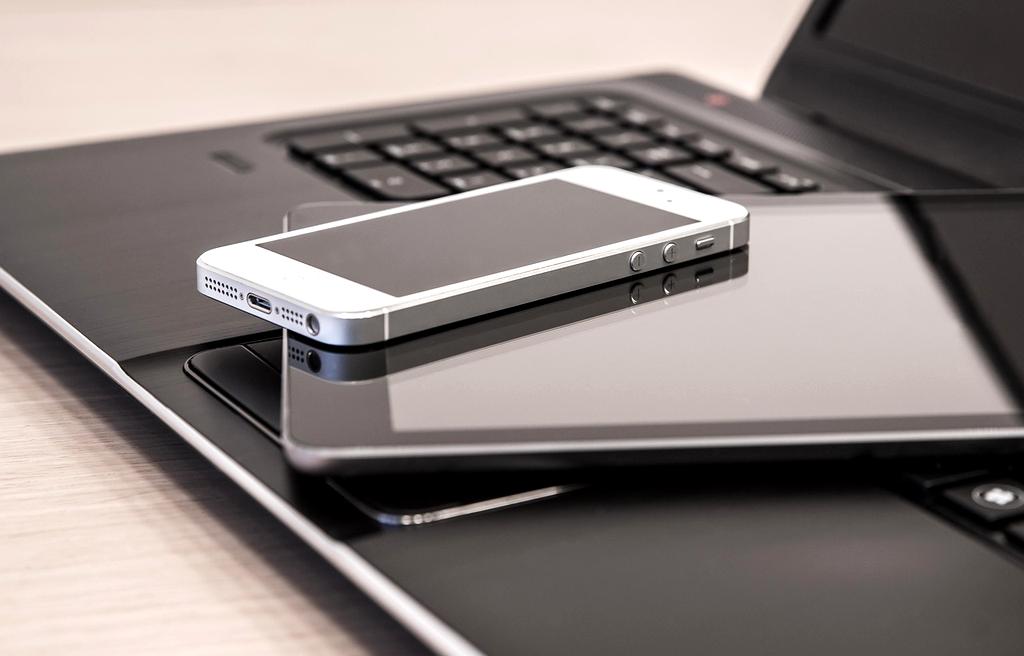 Solid-state drive with glowing interfaces